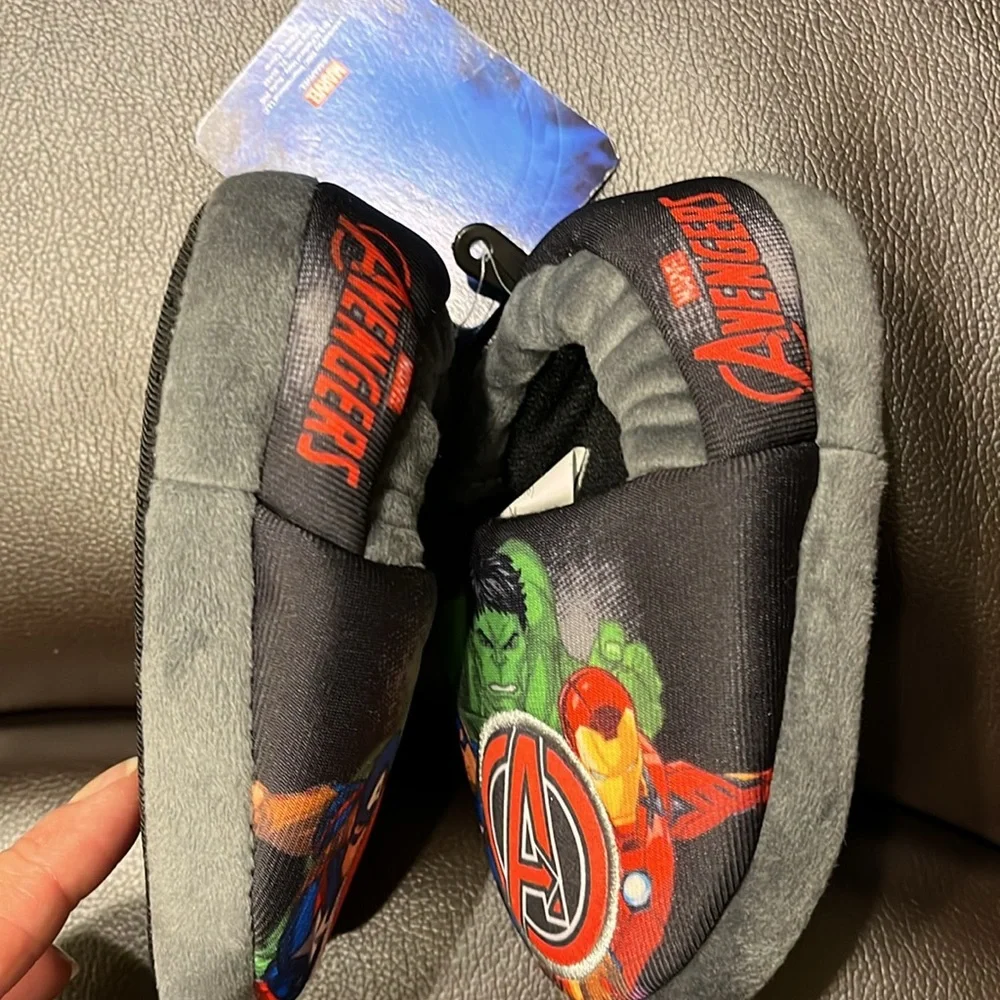 NWT MARVEL Kids Avengers Slippers size S/5-6. Capt. American, Iron Man, Hulk